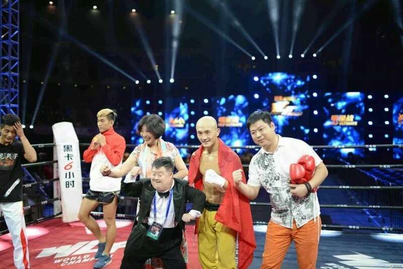 尚维携手欣伟浩16万拍“武林风”拳王争霸赛拳套 支持慈善公益事业